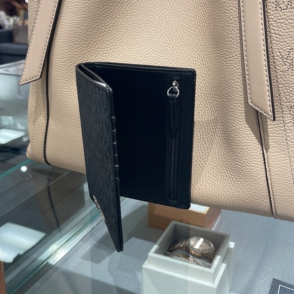 Michael Kors Jet Set Travel Passport Wallet
Black Signature/Silver-Tone Hardware - Picture 15 of 16